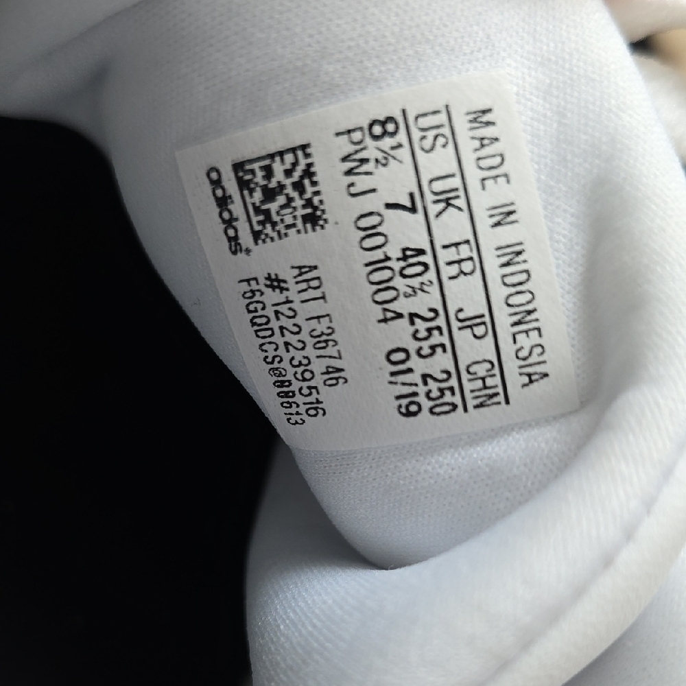 Adidas Classic White Shoes with Black Accents - Picture 4 of 4